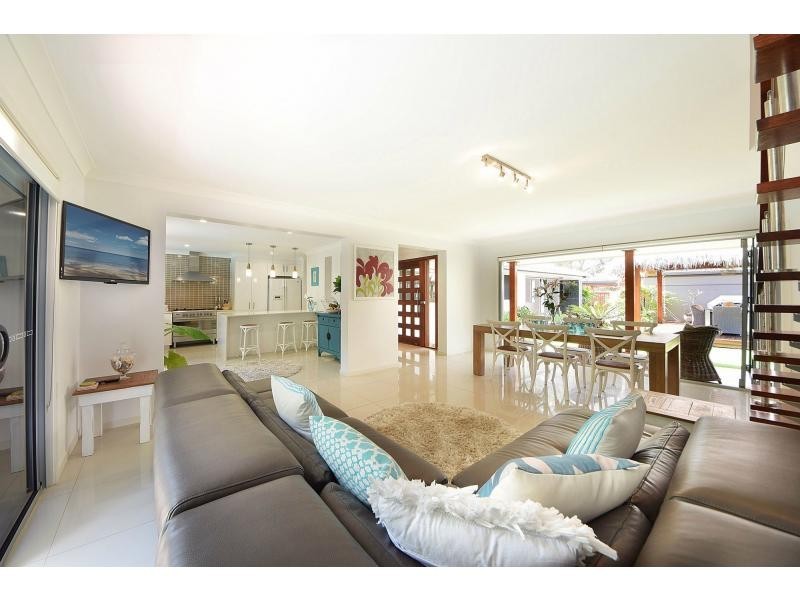 124 Acanthus Avenue, Burleigh Waters QLD 4220