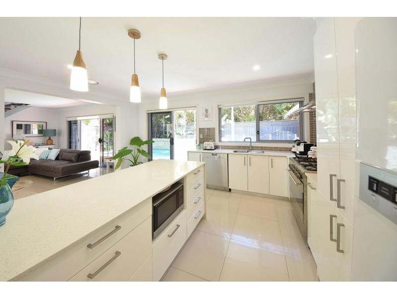 124 Acanthus Avenue, Burleigh Waters QLD 4220