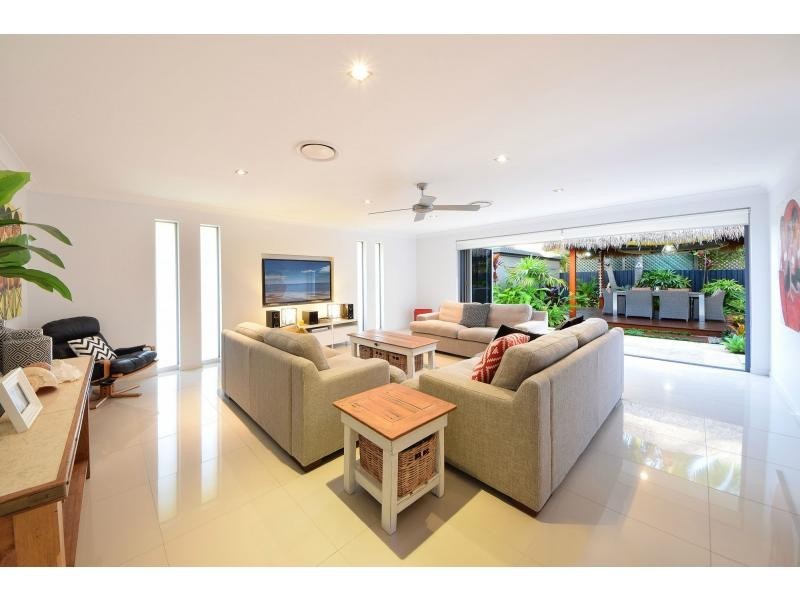 124 Acanthus Avenue, Burleigh Waters QLD 4220