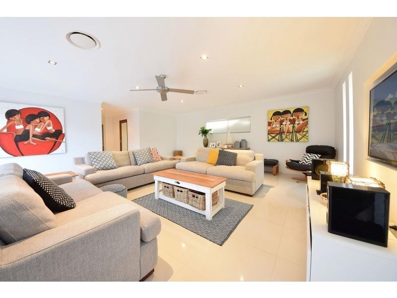 124 Acanthus Avenue, Burleigh Waters QLD 4220