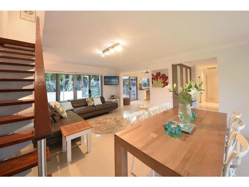 124 Acanthus Avenue, Burleigh Waters QLD 4220