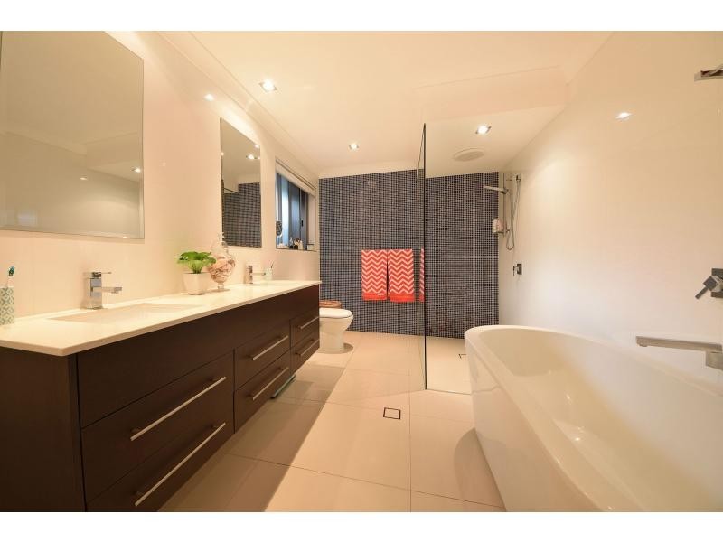 124 Acanthus Avenue, Burleigh Waters QLD 4220