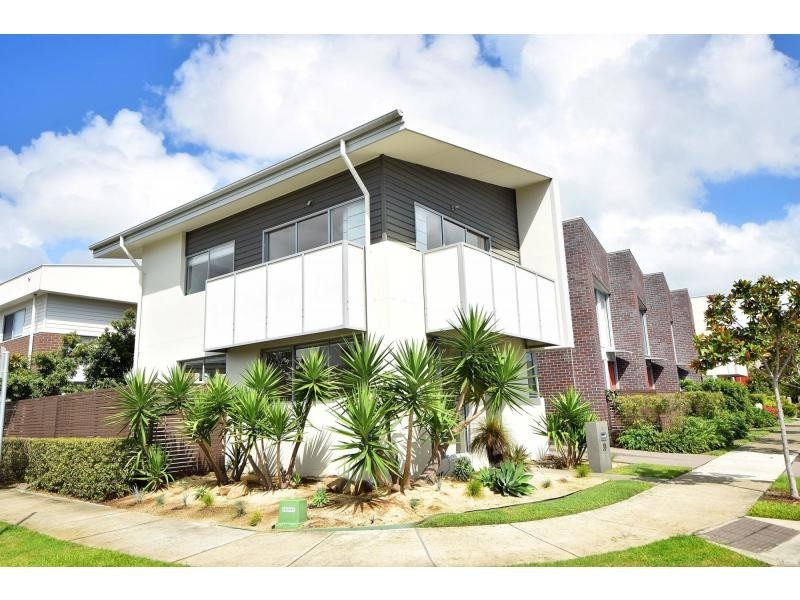 30 Lakefront Crescent, Varsity Lakes QLD 4227