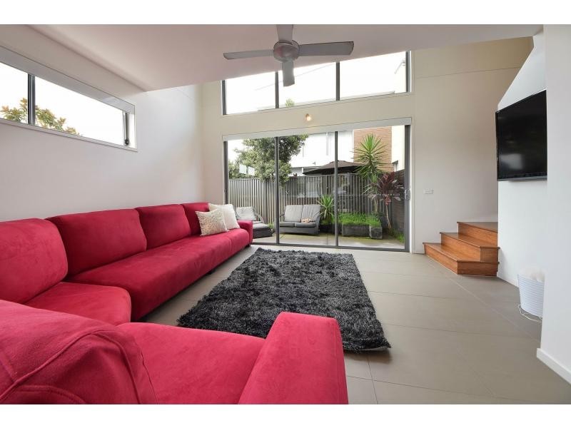 30 Lakefront Crescent, Varsity Lakes QLD 4227