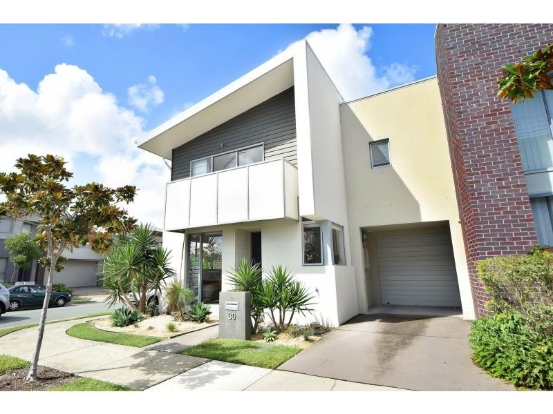 30 Lakefront Crescent, Varsity Lakes QLD 4227