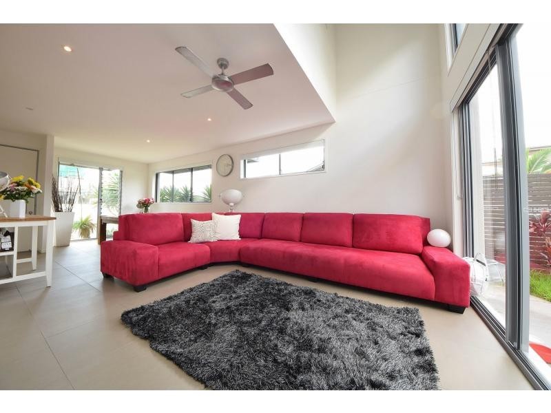 30 Lakefront Crescent, Varsity Lakes QLD 4227