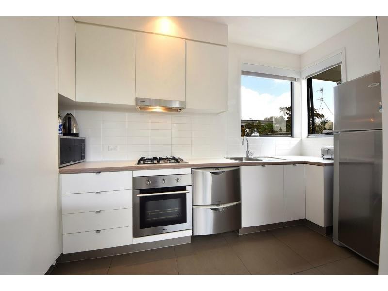 30 Lakefront Crescent, Varsity Lakes QLD 4227