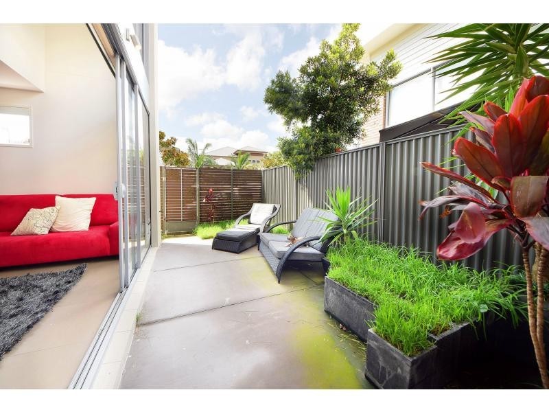 30 Lakefront Crescent, Varsity Lakes QLD 4227