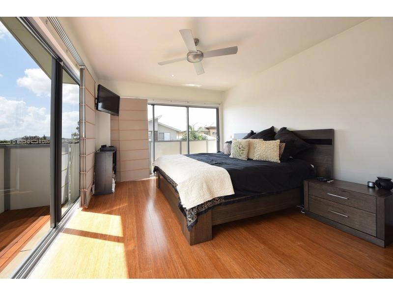 30 Lakefront Crescent, Varsity Lakes QLD 4227