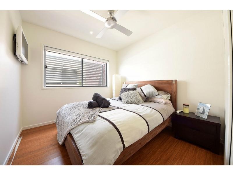 30 Lakefront Crescent, Varsity Lakes QLD 4227