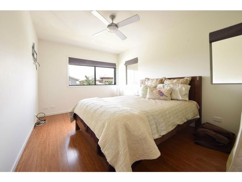30 Lakefront Crescent, Varsity Lakes QLD 4227