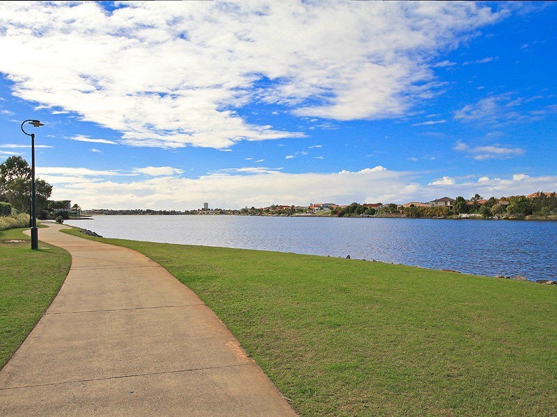 30 Lakefront Crescent, Varsity Lakes QLD 4227