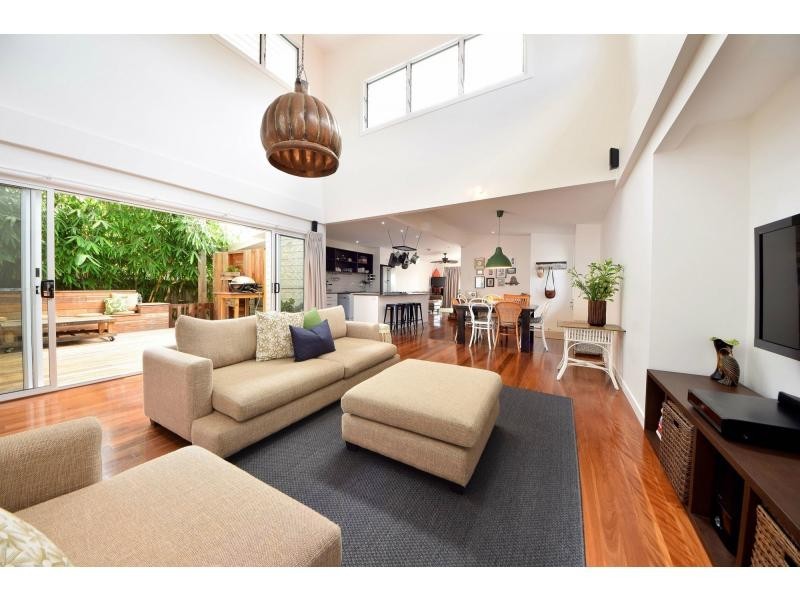 60 Fifth Avenue, Palm Beach QLD 4221