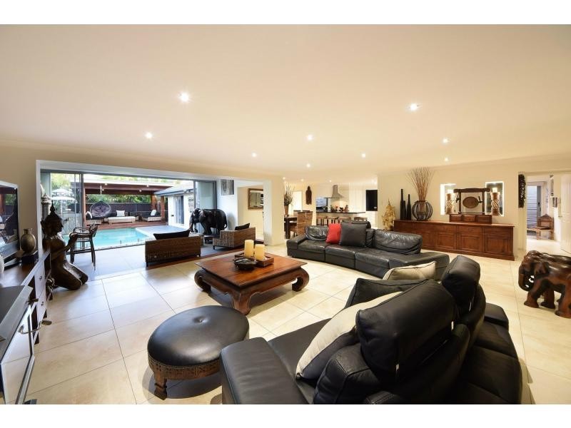 8 Auk Avenue, Burleigh Waters QLD 4220