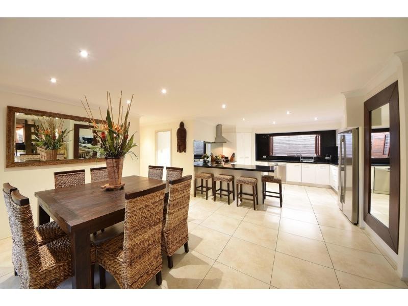 8 Auk Avenue, Burleigh Waters QLD 4220