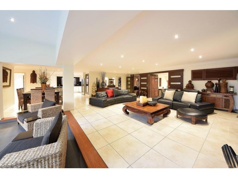 8 Auk Avenue, Burleigh Waters QLD 4220