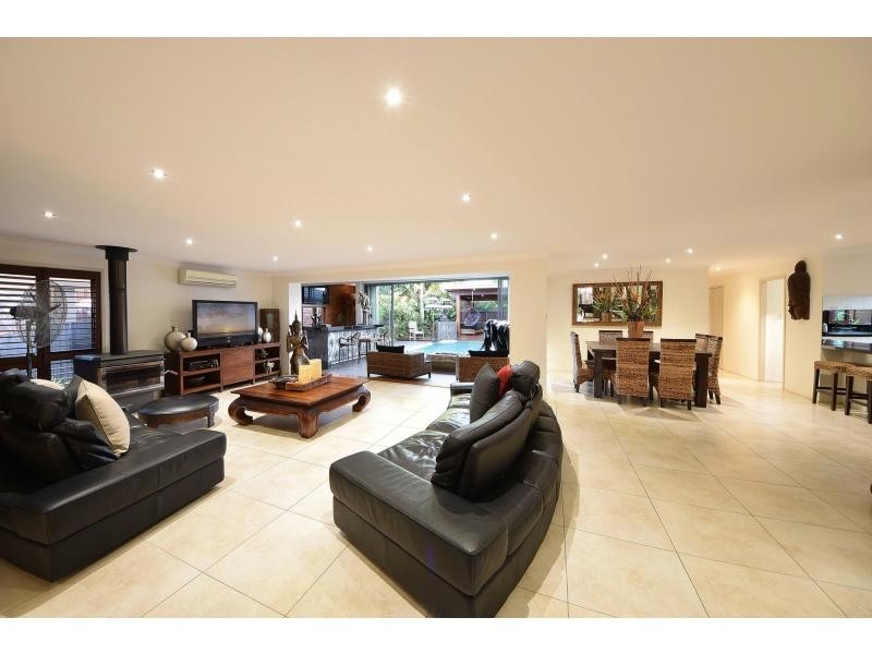 8 Auk Avenue, Burleigh Waters QLD 4220