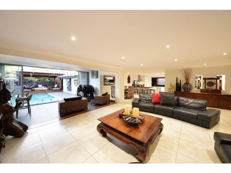 8 Auk Avenue, Burleigh Waters QLD 4220