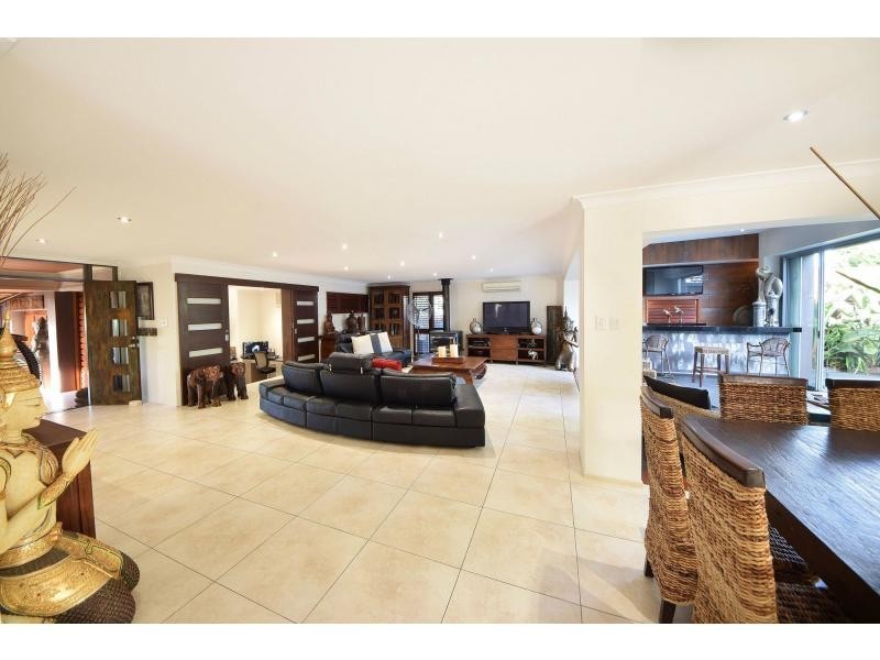 8 Auk Avenue, Burleigh Waters QLD 4220