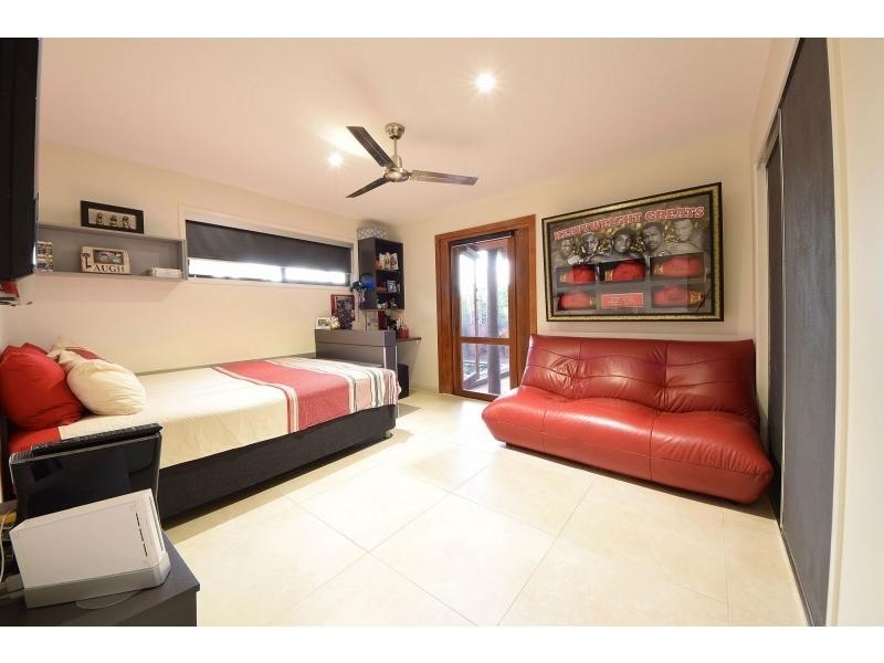 8 Auk Avenue, Burleigh Waters QLD 4220