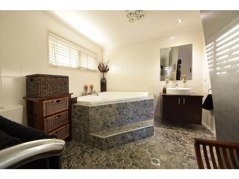 8 Auk Avenue, Burleigh Waters QLD 4220