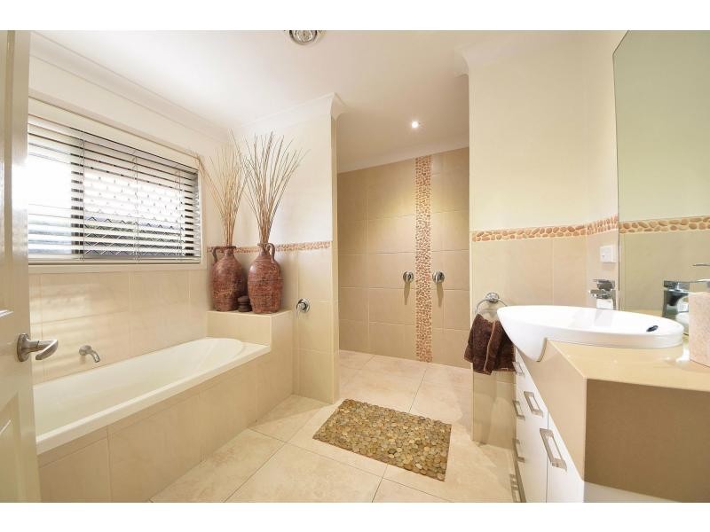 8 Auk Avenue, Burleigh Waters QLD 4220