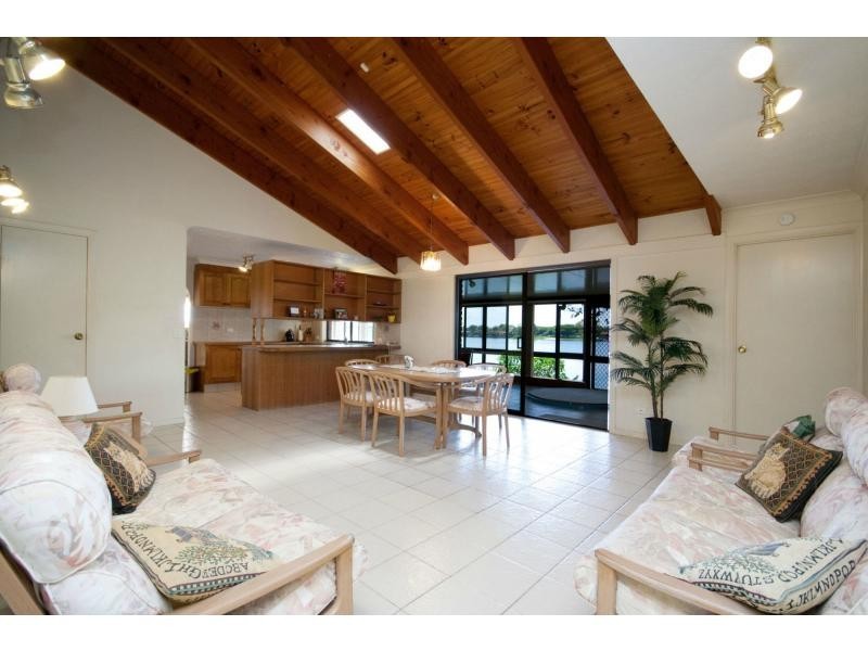 20 Compass Court, Mermaid Waters QLD 4218