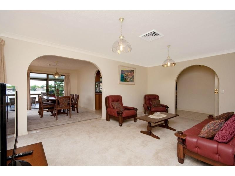 20 Compass Court, Mermaid Waters QLD 4218