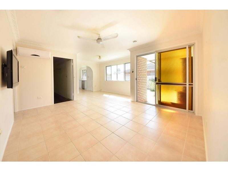 77 Alec Avenue, Mermaid Waters QLD 4218