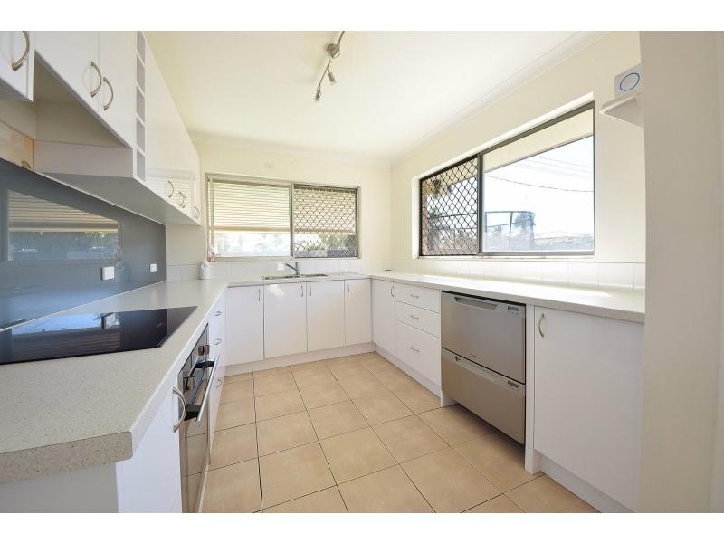 77 Alec Avenue, Mermaid Waters QLD 4218