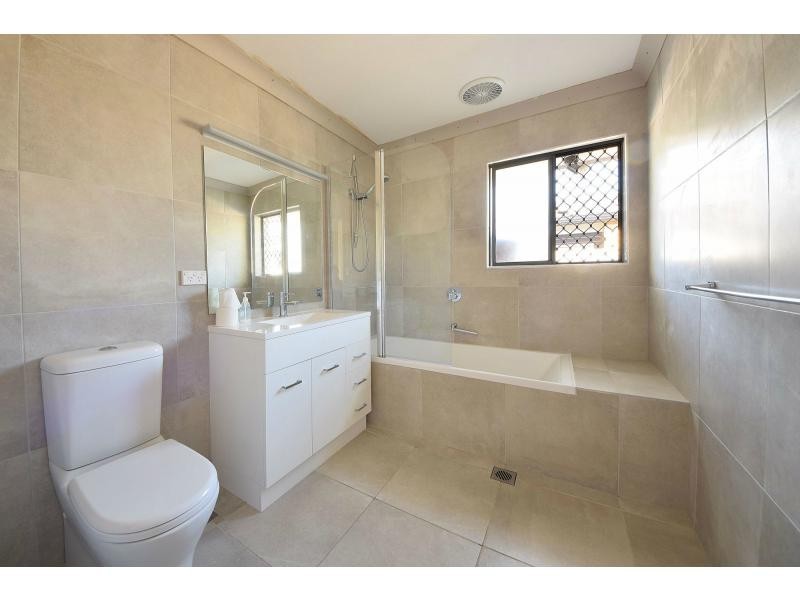 77 Alec Avenue, Mermaid Waters QLD 4218