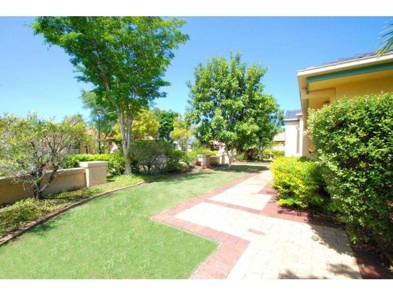 2 Lakes Circuit, Burleigh Waters QLD 4220