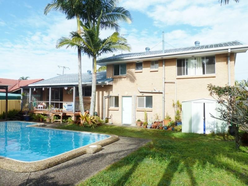 15 Bradley Avenue, Miami QLD 4220