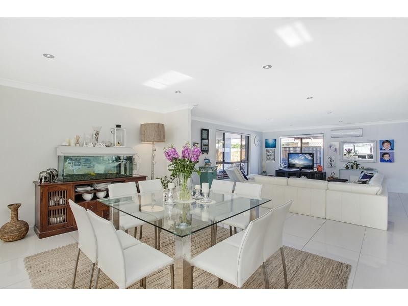 4 Anthony Drive, Burleigh Waters QLD 4220