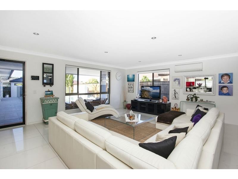 4 Anthony Drive, Burleigh Waters QLD 4220