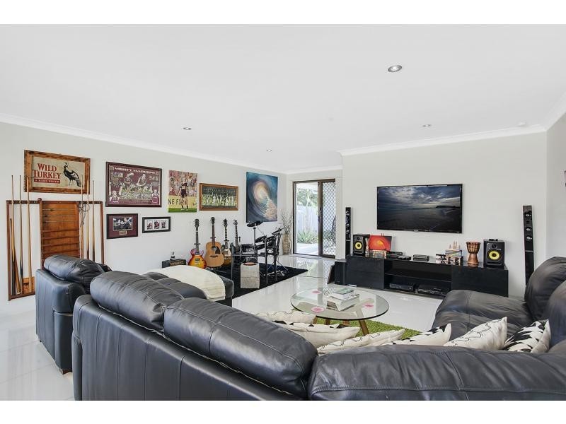 4 Anthony Drive, Burleigh Waters QLD 4220