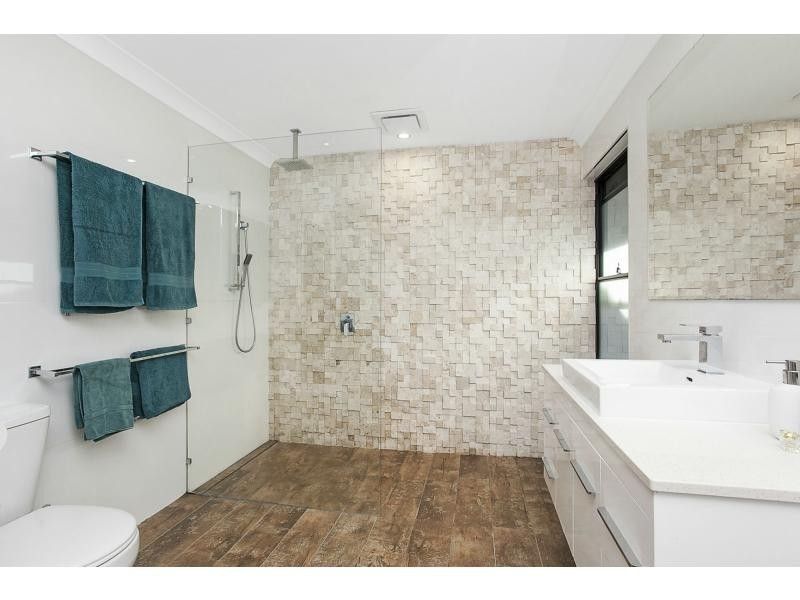 4 Anthony Drive, Burleigh Waters QLD 4220