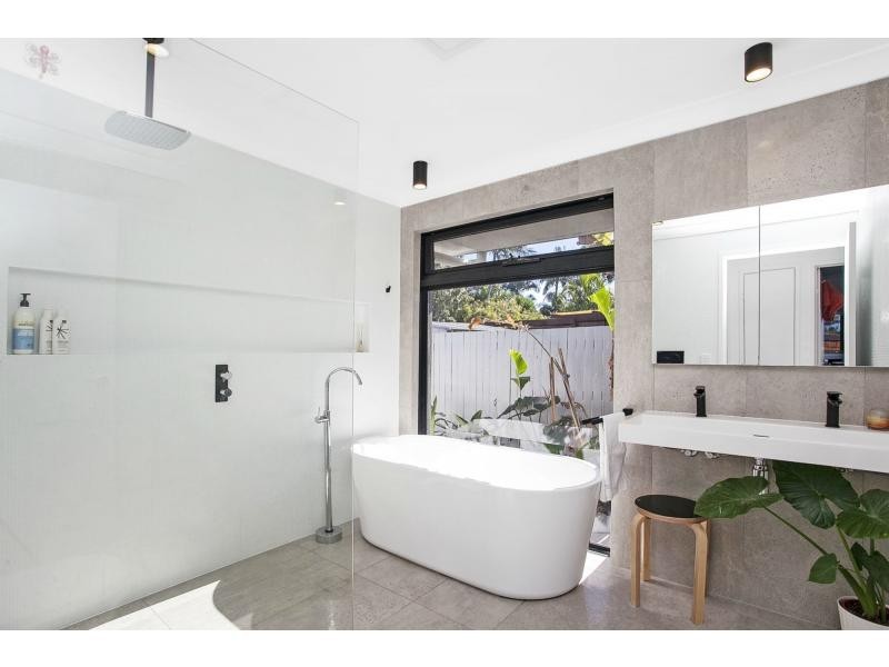 4 Anthony Drive, Burleigh Waters QLD 4220