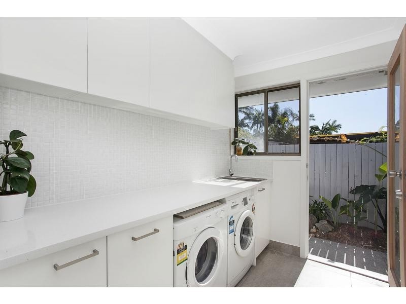 4 Anthony Drive, Burleigh Waters QLD 4220