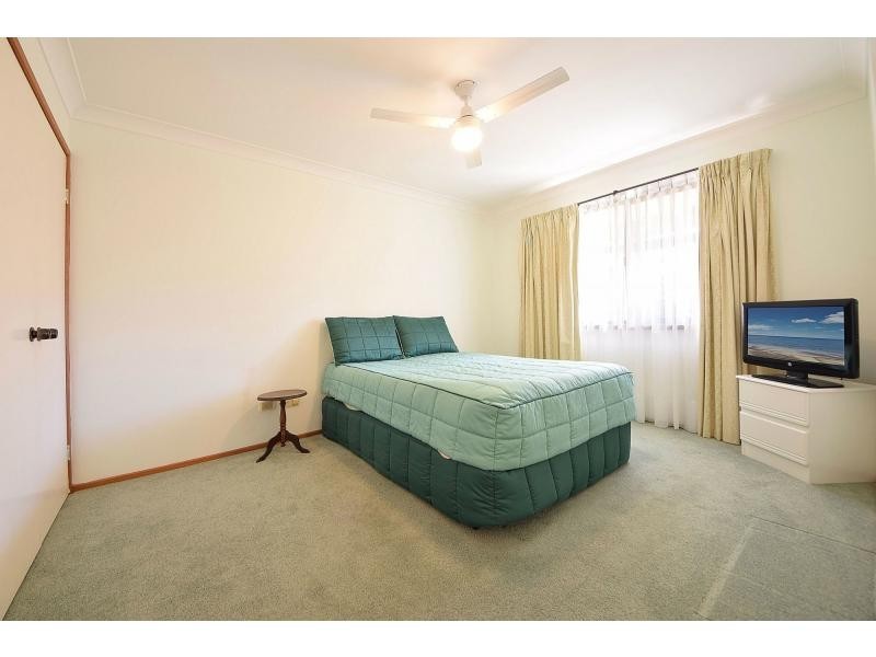 1/4 Greenleaf Close, Burleigh Waters QLD 4220