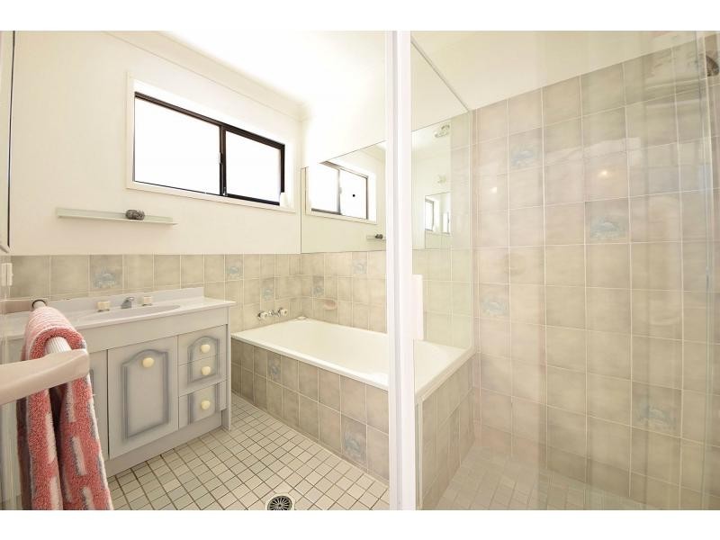 1/4 Greenleaf Close, Burleigh Waters QLD 4220