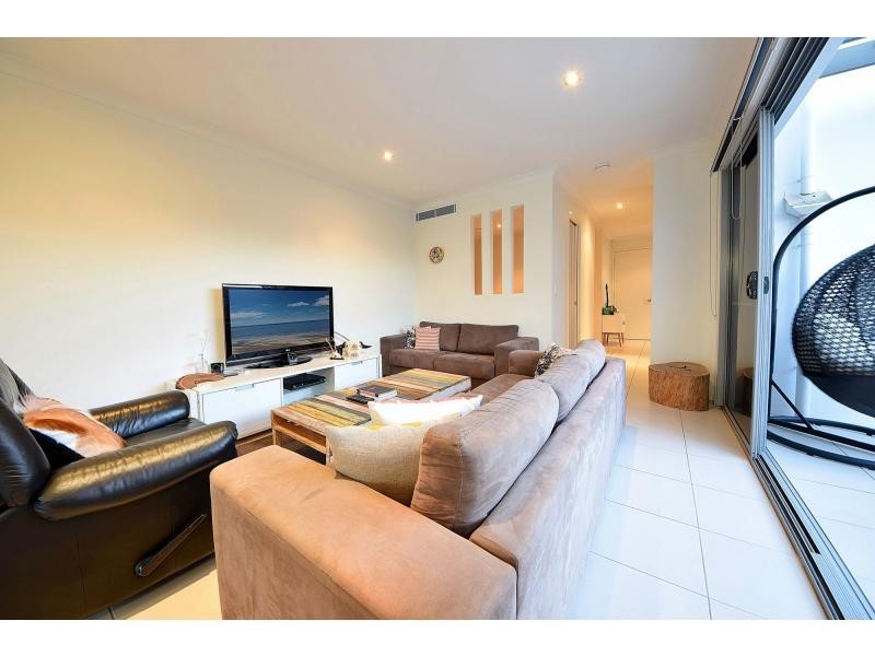 2/36 Albion Avenue, Miami QLD 4220