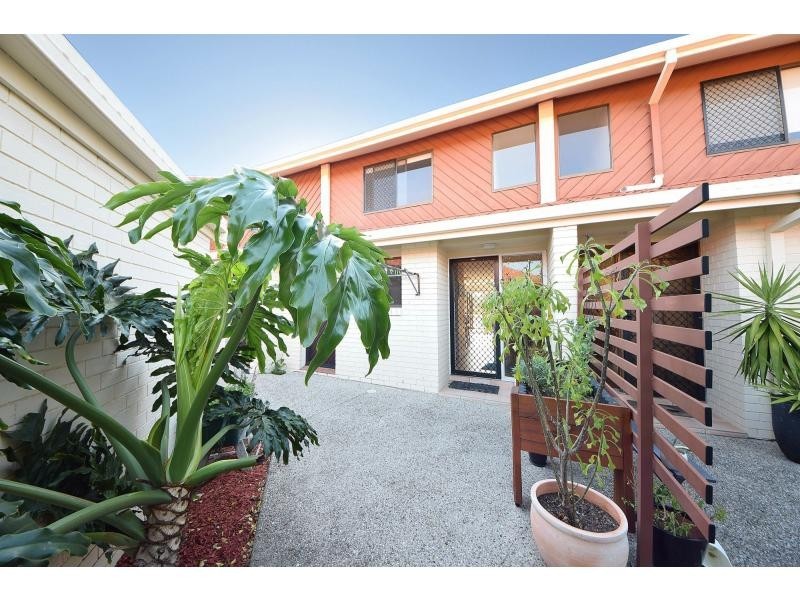 3/8 Sunbird Street, Burleigh Waters QLD 4220
