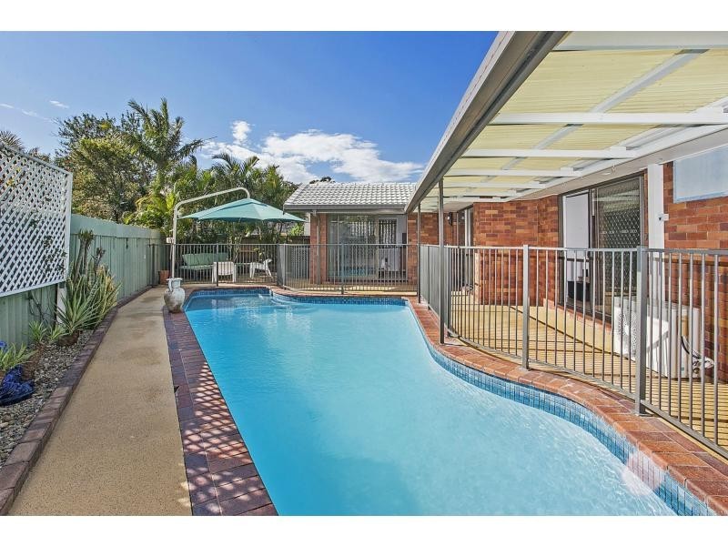 18 Anthony Drive, Burleigh Waters QLD 4220