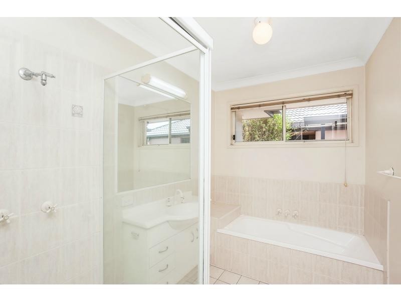 32 Gardendale Crescent, Burleigh Waters QLD 4220