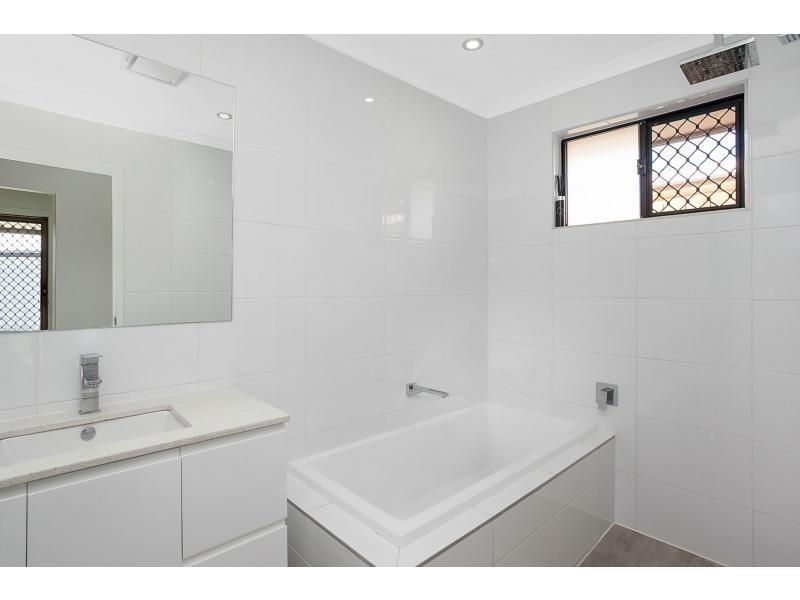 39 Pacific Avenue, Miami QLD 4220