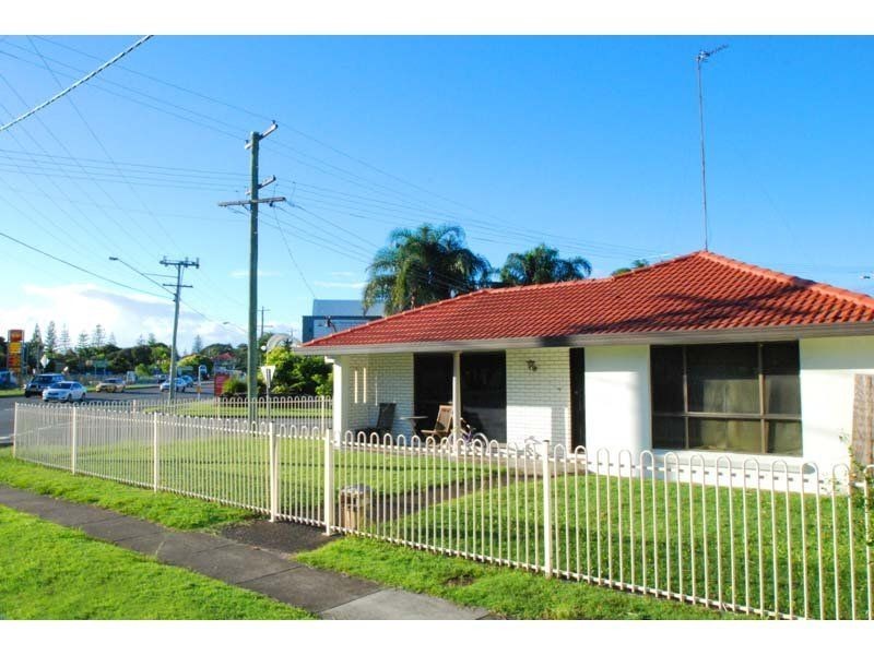 2 Paradise Avenue, Miami QLD 4220