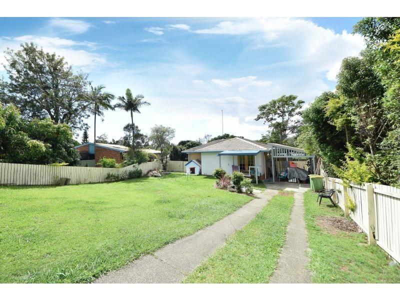4 Poinsettia Parade, Varsity Lakes QLD 4227