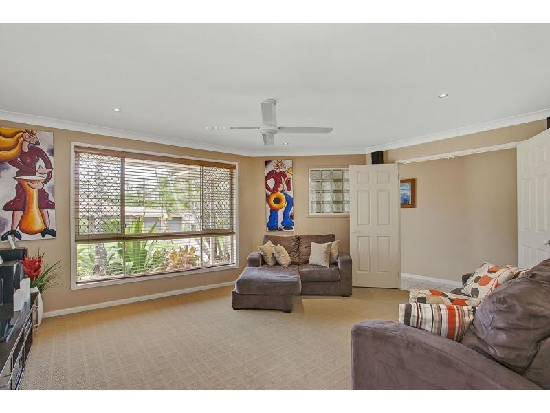 16 Beaconsfield Drive, Burleigh Waters QLD 4220