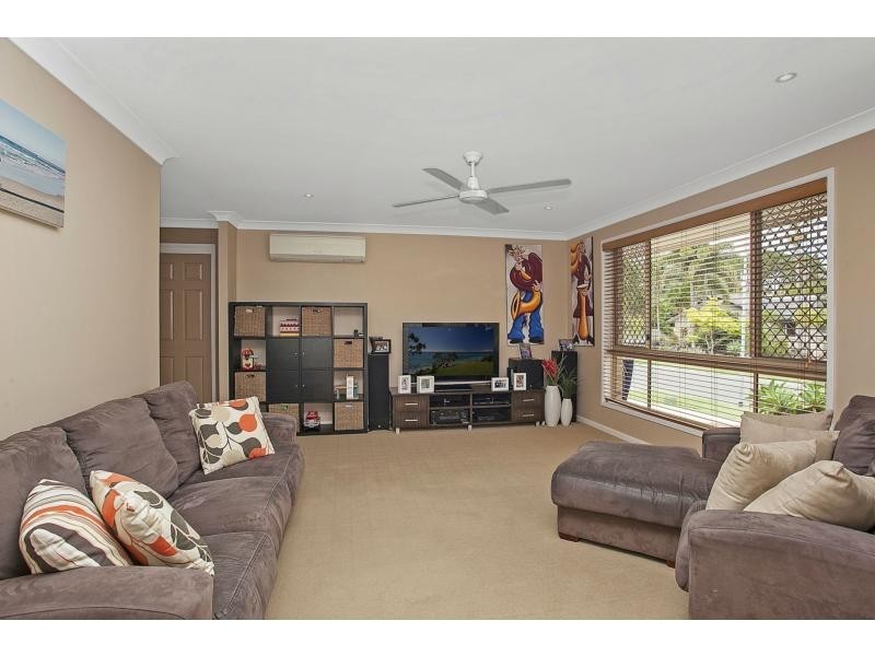 16 Beaconsfield Drive, Burleigh Waters QLD 4220